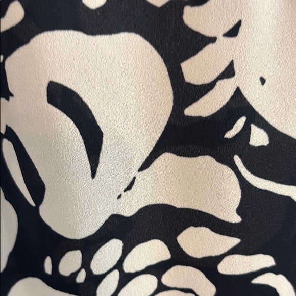 Cabi Floral Navy and White Women's Top with stripe shoulder detail. size XXL - Picture 2 of 8